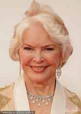 组图：老牌明星艾伦-贝斯汀优雅亮相艾美红毯