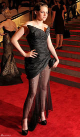 高清组图：纽约大都会庆典 斯图尔特透视装秀美腿