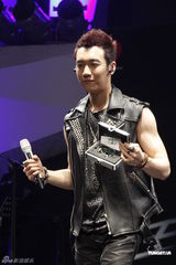 组图：王野发片秀肌肉 母亲带家常菜抵京支持