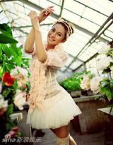 组图：王澜霏变身花仙子 和春天有个约会