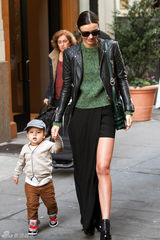 组图：超模米兰达-可儿外出 儿子弗林酷萌抢镜