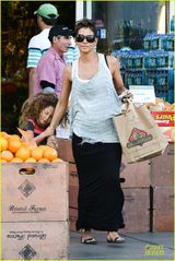 组图：哈利贝瑞携女血拼 女儿撒娇卖萌