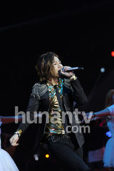 组图：张根硕独秀18分钟 湖南跨年夜送爱的抱抱