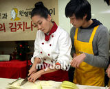 幻灯图集：金正恩等参加公益活动 展示厨艺做泡菜