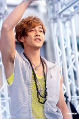 高清图：飞轮海为新专辑签唱 帅气亮相大秀肌肉