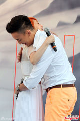 组图：杨丞琳签唱水淹歌迷 兄弟郑元畅送被同眠