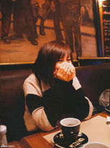 组图：前田敦子可爱小短裤抱萌兔 生活写真秀美