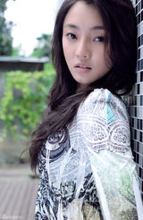 组图：刘芊含时尚写真曝光 独特气质展文艺范儿