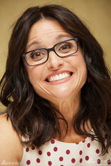 组图：《无须多言》女主拍写真 戴眼镜表情搞笑