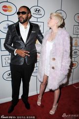 组图：麦莉格莱美派对清新风 收敛性感变俏皮