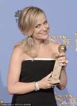 组图：艾米-波勒获喜剧类最佳系列剧女演员