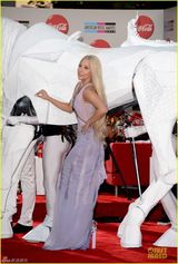 组图：Gaga淡紫长裙扮女神 骑巨马获猛男抱入场