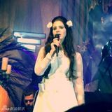 组图：打雷姐蕾丝白裙献唱 头戴玫瑰变花仙子