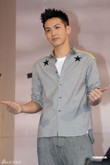 组图：柯震东首办签名会跳不高放不开表现生涩