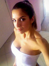 塞尔维亚外交女顾问性感照疯传 挤乳自拍(图)