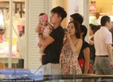 组图：李小璐素颜携女逛街 贾乃亮相伴左右