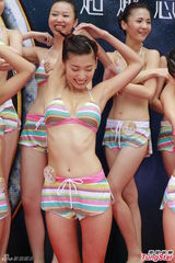 组图：港姐佳丽首度泳衣亮相 水上展傲人身姿