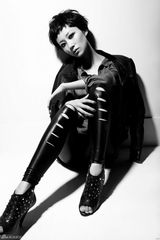 组图：韩雪烟熏妆短发造型颠覆演绎中性美