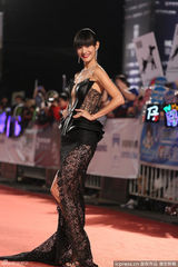 组图：谢怡芬黑色镂空裙性感 酥胸若隐若现