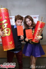 组图：S.H.E率群星空中贺岁拜年