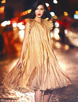 组图：女星陈燃红唇魅惑演绎巴黎迷情