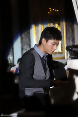 组图：朱雨辰获年度才华大奖 现场献唱亮才艺