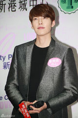 高清图：金宇彬袭港补祝情人节 T台帅气走秀
