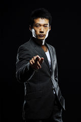 组图：演员谭凯最新写真曝光 彰显成熟男人魅力