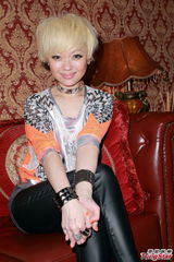 组图：黄真真取笑张孝全慢热 与白百何互闻臭鞋