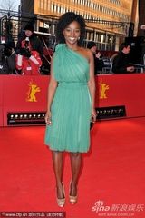 组图：《今天》柏林首映爱莎绿裙黑肤美腿修长