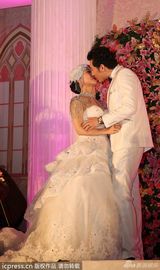 组图：白冰挺大肚结婚 英皇高层送祝福