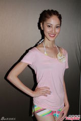 组图：港姐佳丽首度泳衣亮相 水上展傲人身姿