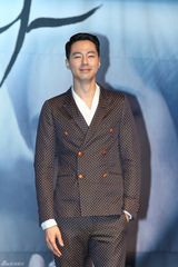 高清组图：宋慧乔透视装宣传新剧 赵仁成帅气