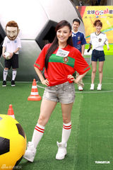 幻灯图：江若琳变身足球宝贝 否认与陈键锋交往