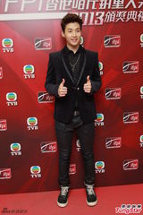 组图：谭咏麟劝祖儿多休养 何韵诗认与女友外游