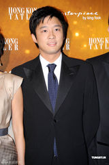 组图：霍震霆出席周年舞会 霍启刚等人陪伴身边