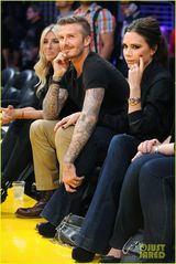 组图：辣妹小贝捧场湖人队比赛 看球不忘秀亲密