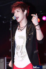 组图：韩国新人组合LED Apple举办首场单独演唱会