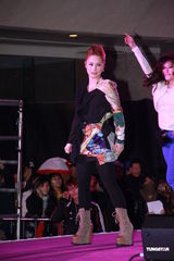 组图：Twins平安夜狂欢 阿Sa称阿娇的缘分尚未到