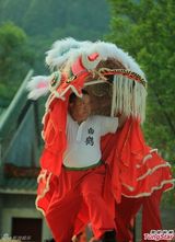 组图：黄秋生徒手断木桩 曾志伟再现狮王雄风