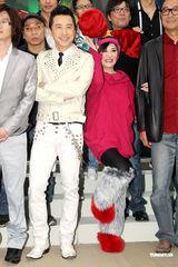 组图：庾澄庆与小燕姐搭档跨年 澄清“夜归”乌龙