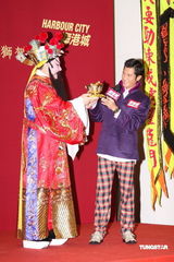 幻灯：郭富城醒狮贺岁 摩登女郎相伴