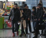 组图：陆毅低头牵女儿父爱浓 与鲍蕾热聊秀恩爱