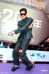 组图：郭富城平安夜街头跳舞 明年开唱不惧三天王