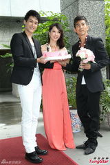 组图：天心揽壮男秀34D胸器 光棍节欲“脱光”