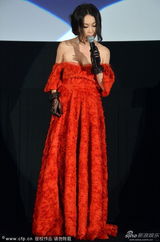 组图：温碧霞献唱中国电影周 红裙露乳沟秀美背