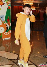 高清图：杨千嬅穿熊仔装为儿庆生 圈内好友到贺