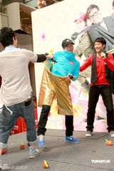 幻灯组图：曹敏莉李绮红向谢天华裤子内抛桔子