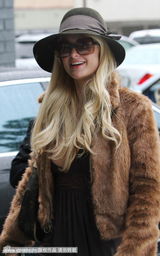 组图：帕丽斯-希尔顿素颜逛街 身材臃肿露游泳圈