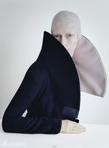 组图：蒂尔达-斯文顿《W》冷面光头变身外星人